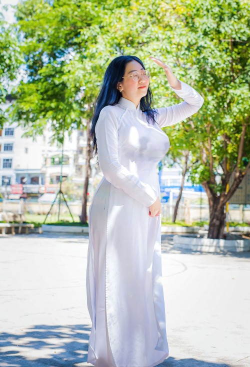 She's got so much milk that her boobs leaks a lot and wet her ao dai.
Such a sexy motherly feature. Love Hailey.